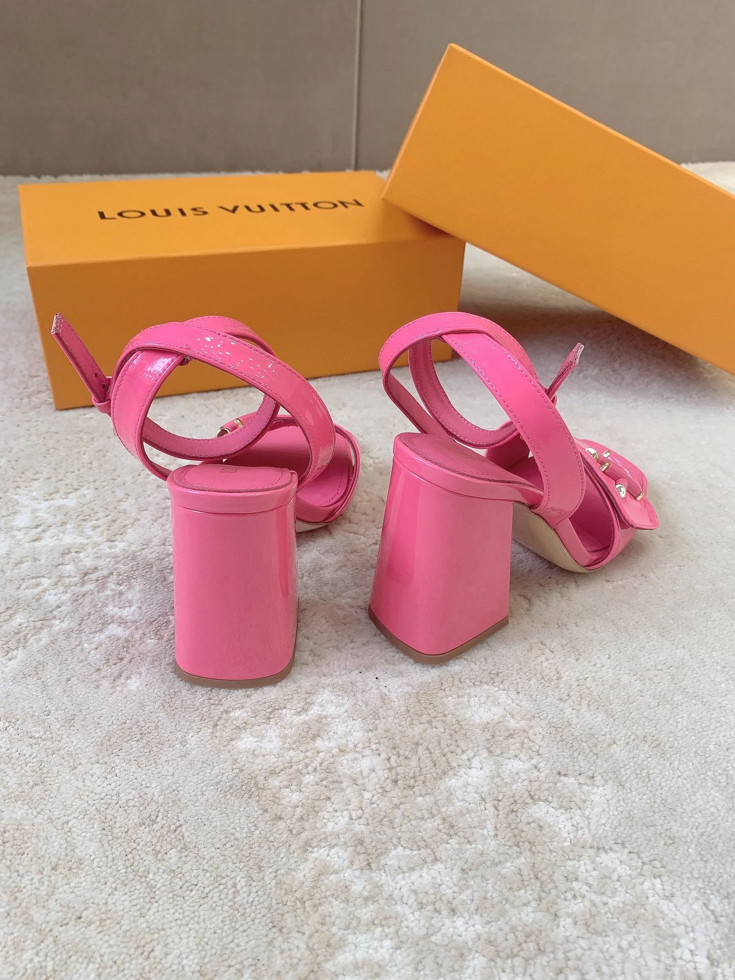 Новинка сезона весна/лето 2023 от LV - Босоножки на высоком каблуке - Ярко-розовые