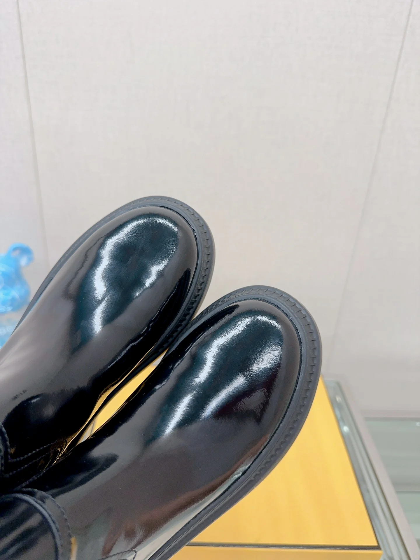 Новинка сезона осень/зима 2023 от Fendi — ботильоны-челси на платформе с эластичным поясом — глянцево-черные.