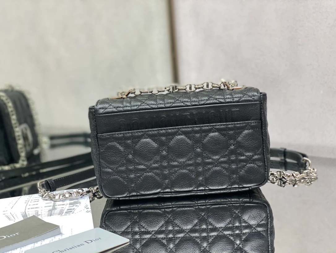 Dior Caro Small 20 см, черная телячья кожа, серебряная пряжка