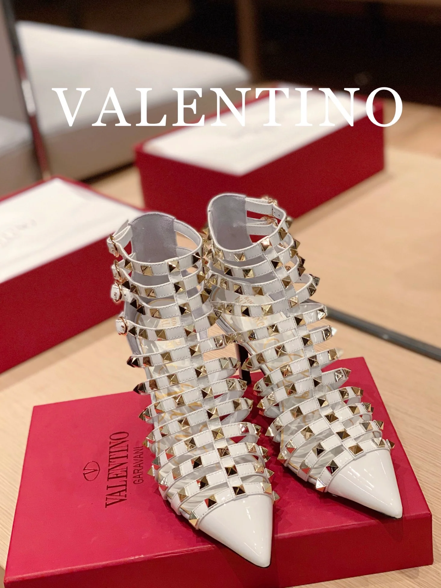 Valentino - Белые римские туфли на высоком каблуке
