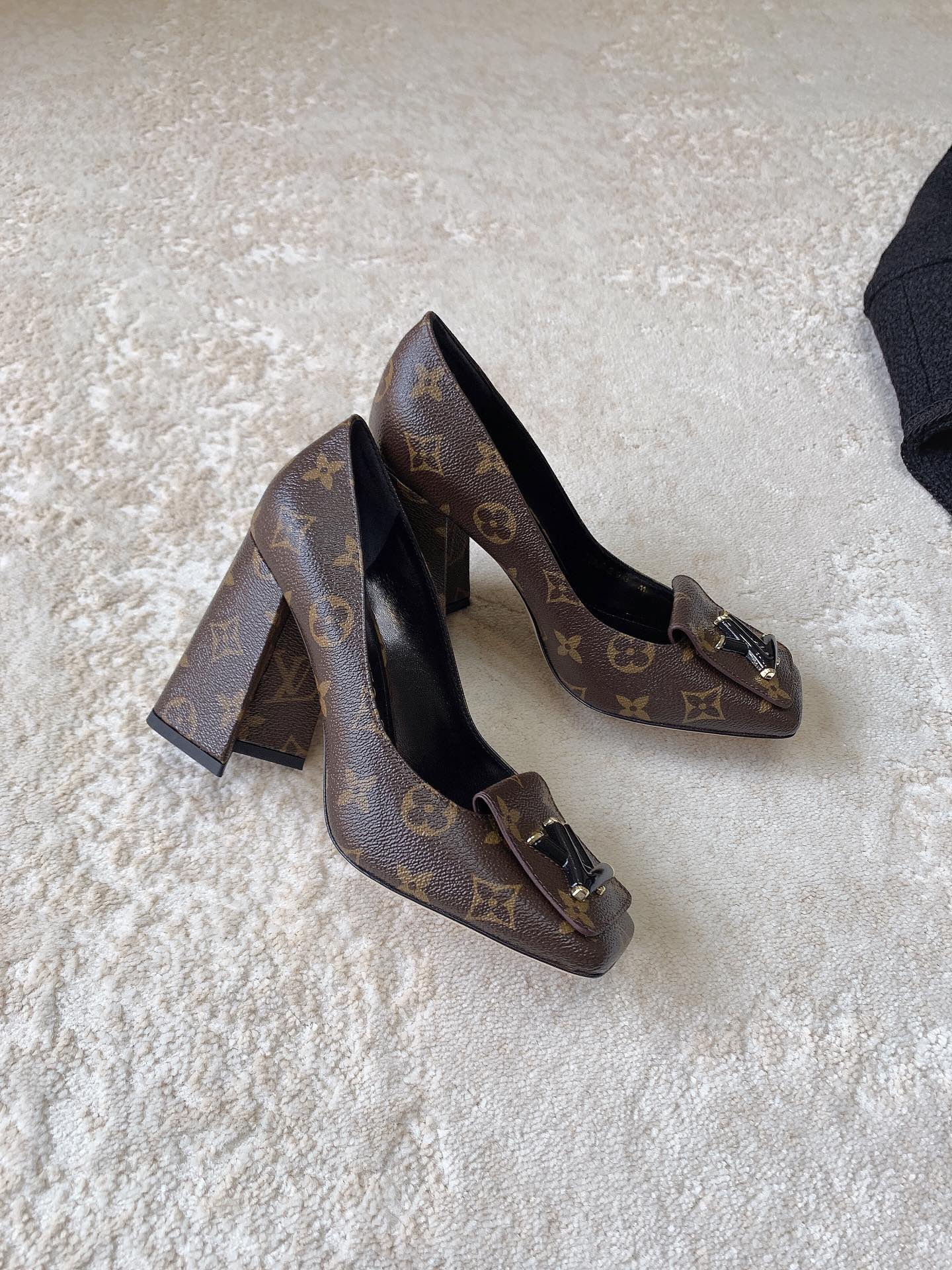 Новинка сезона весна/лето 2023 от LV - Туфли на высоком каблуке с закрытым носком - Черный монограммный узор - 1