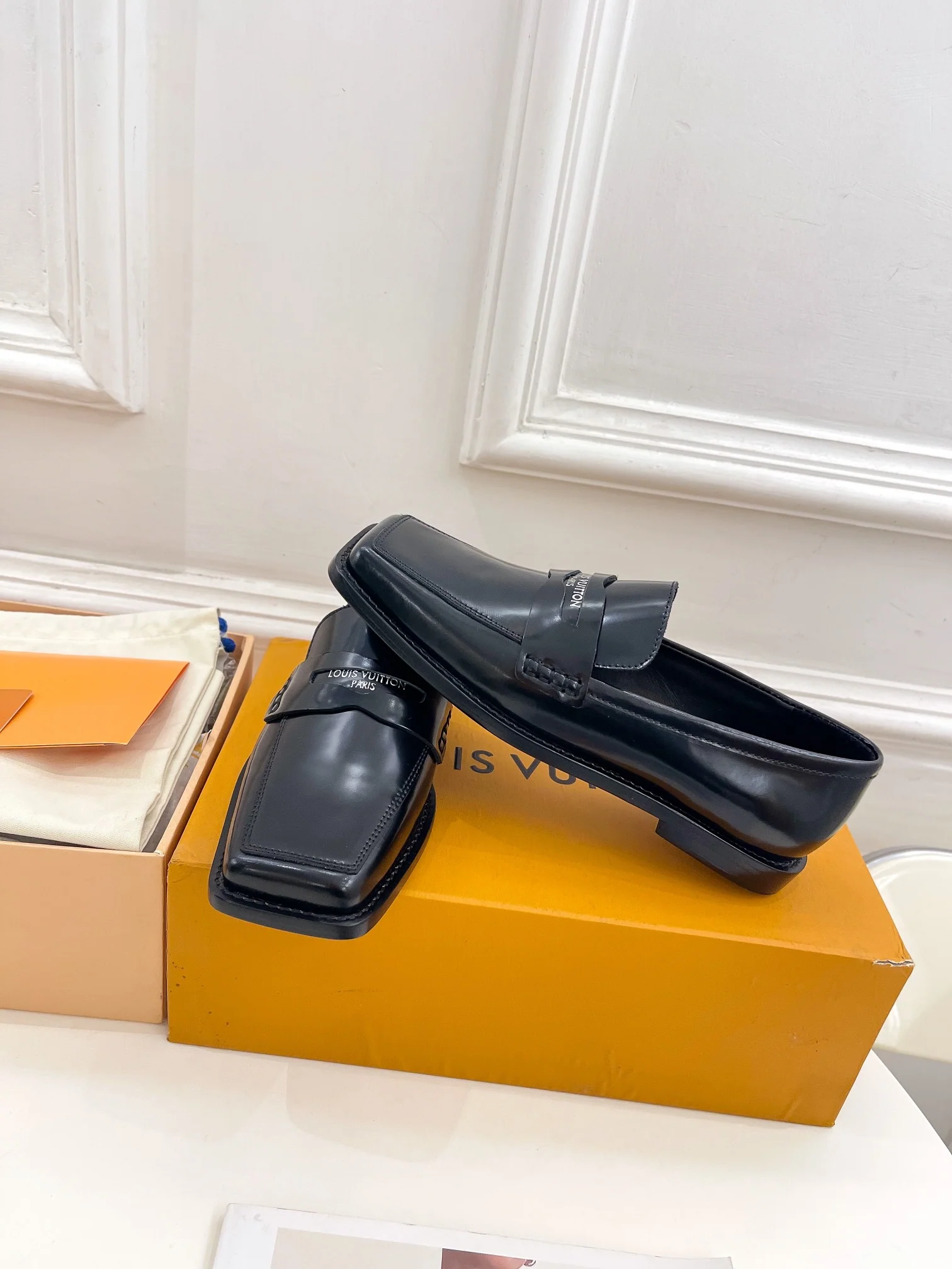 Новинка весны 2023 года от LV — кожаные туфли с квадратным носком.