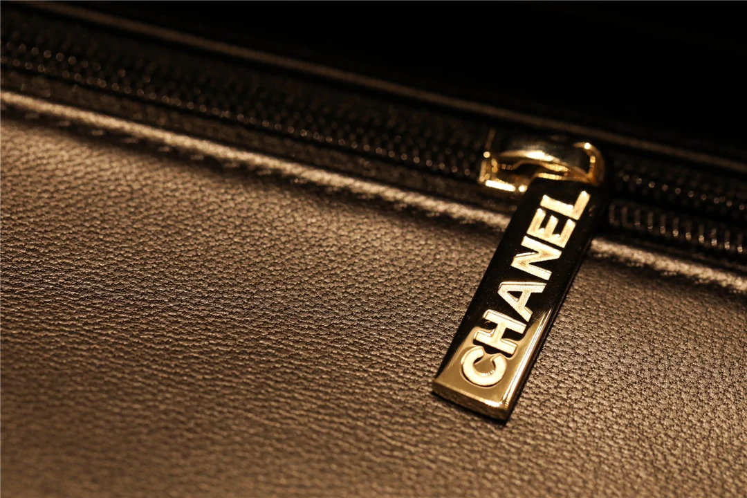 Миниатюрный кулон-значок Chanel CF