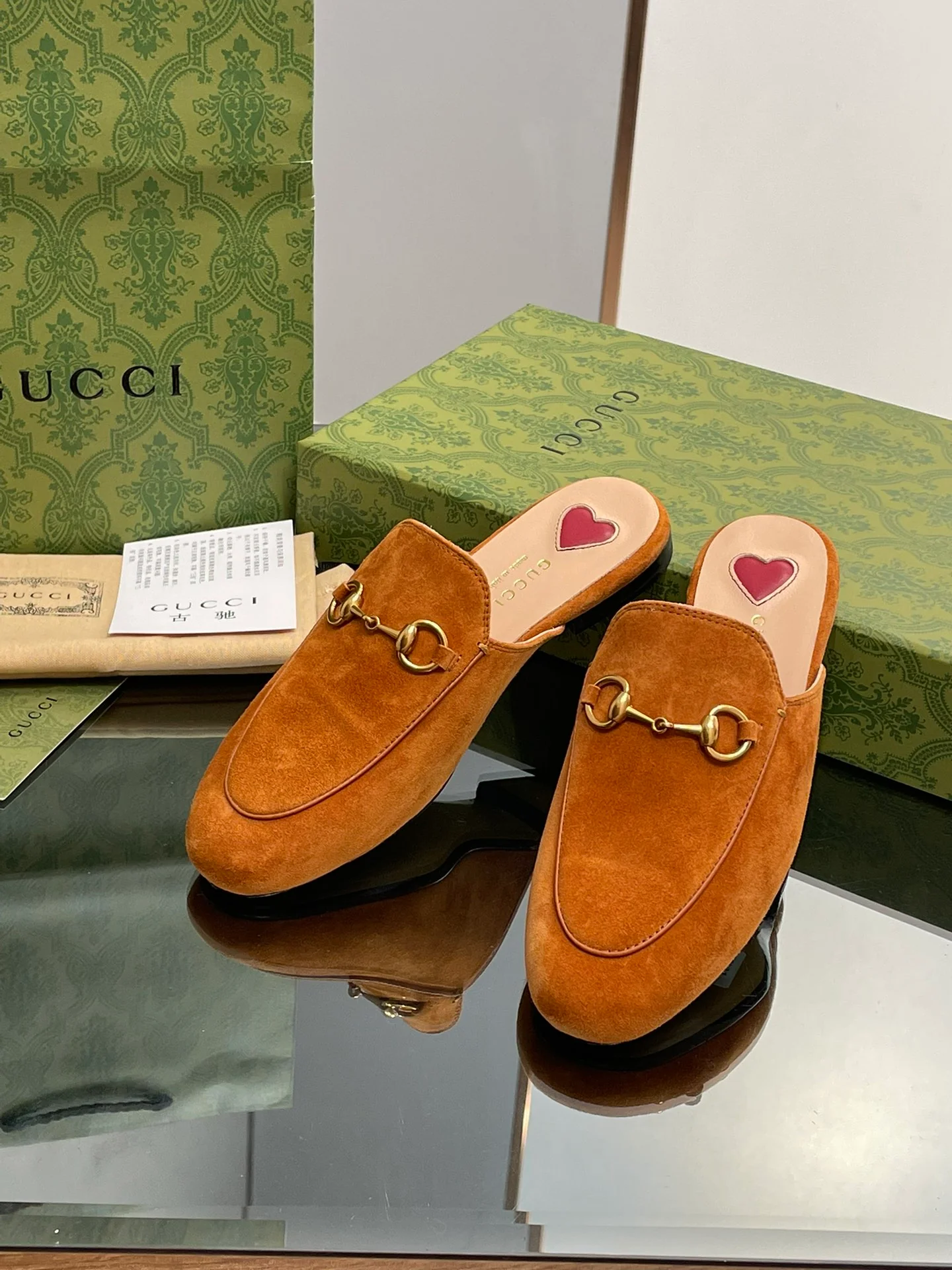 Новинка осенне-зимней коллекции Gucci 2023 — замшевые сандалии без шнурков — кофейного цвета.