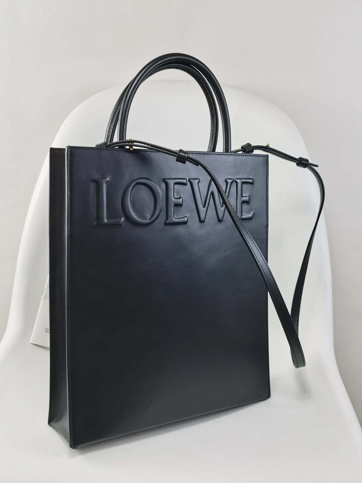 Сумка-тоут Loewe Standard A4 — глянцевая телячья кожа — большой размер — черная