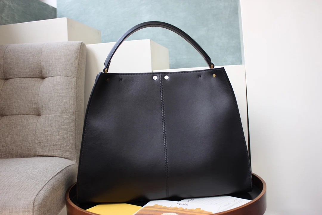 Большая черная кожаная сумка Fendi Peekaboo Lite