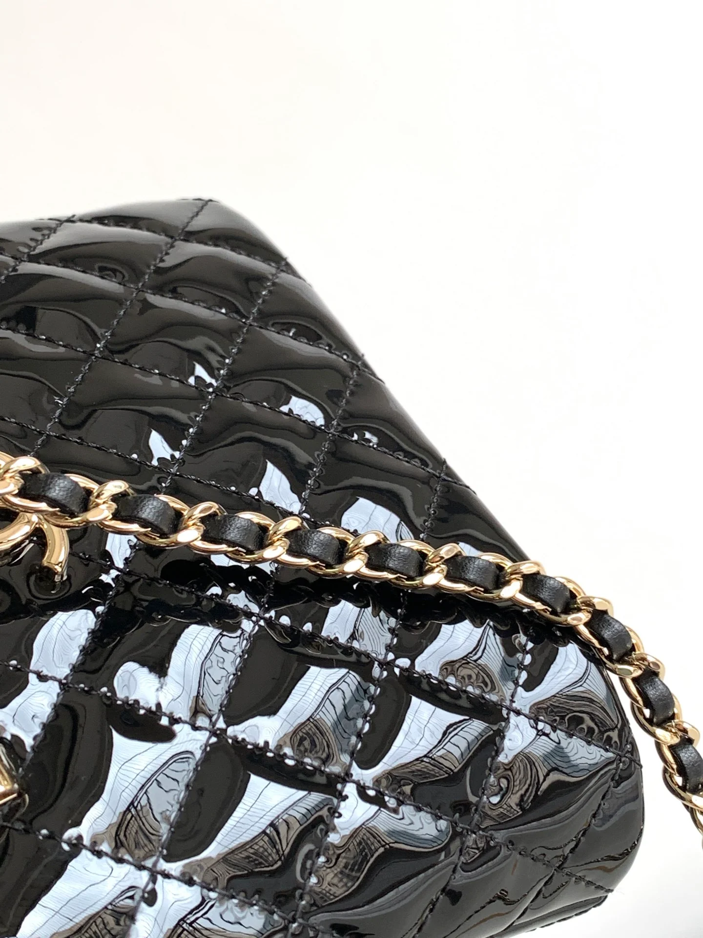 Новинка сезона весна/лето 2023 от Chanel - сумка Shell из лакированной кожи - черная.