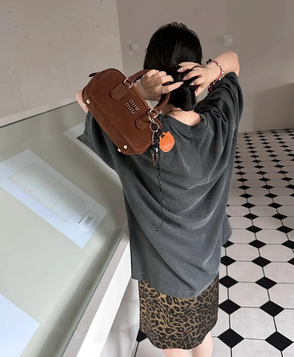 Сумка-боулинг Miu Miu из замши, маленькая, коричневая, излучает роскошь при ношении.