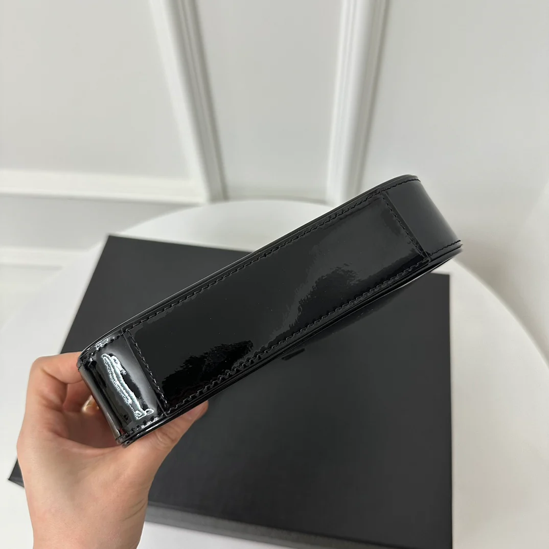 Сумка через плечо YSL Le 5 A 7 из кожи, мини, лакированная, черная.