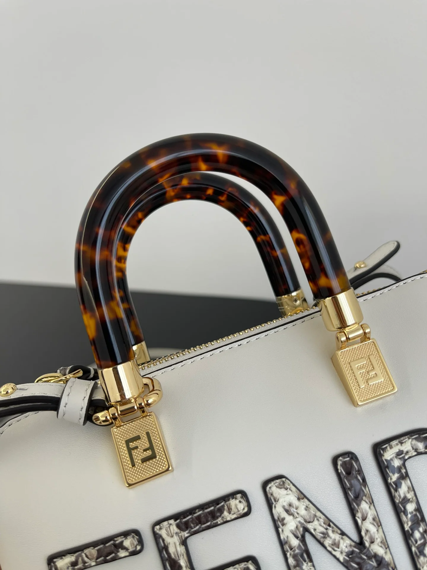 Мини-сумка Fendi By the Way (белая)