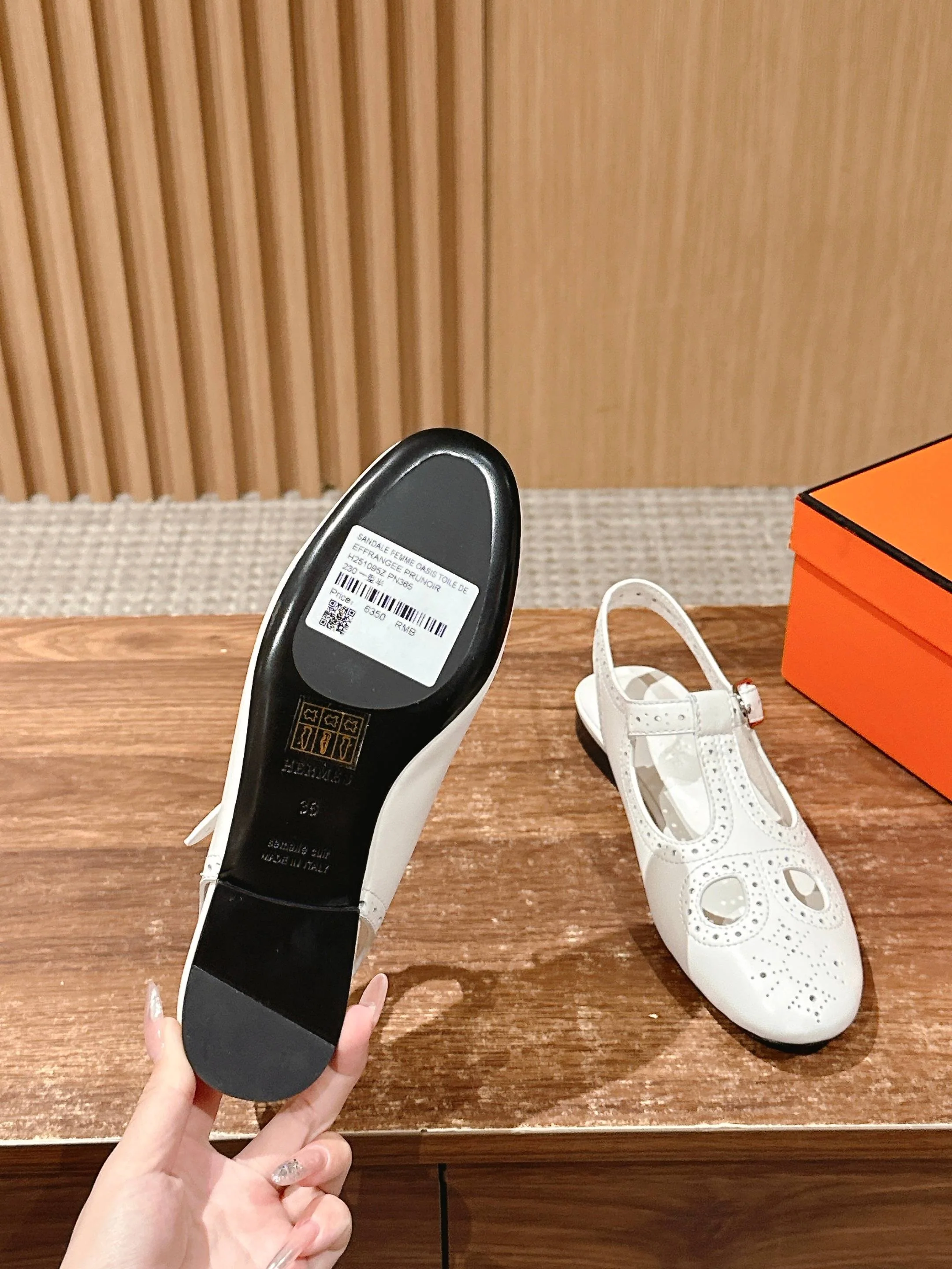 Кожаные сандалии-гилли Hermes с открытой пяткой - белые.