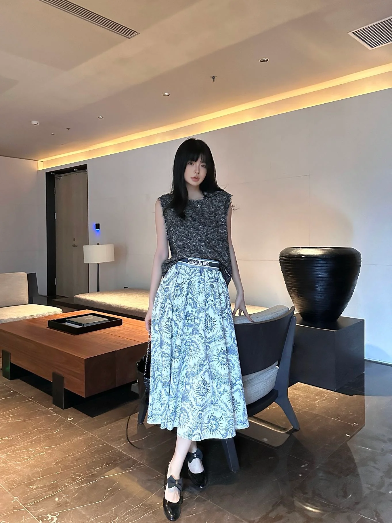 Юбка-миди Dior 2403 с высокой талией и узором ?Бог Солнца? — синяя.