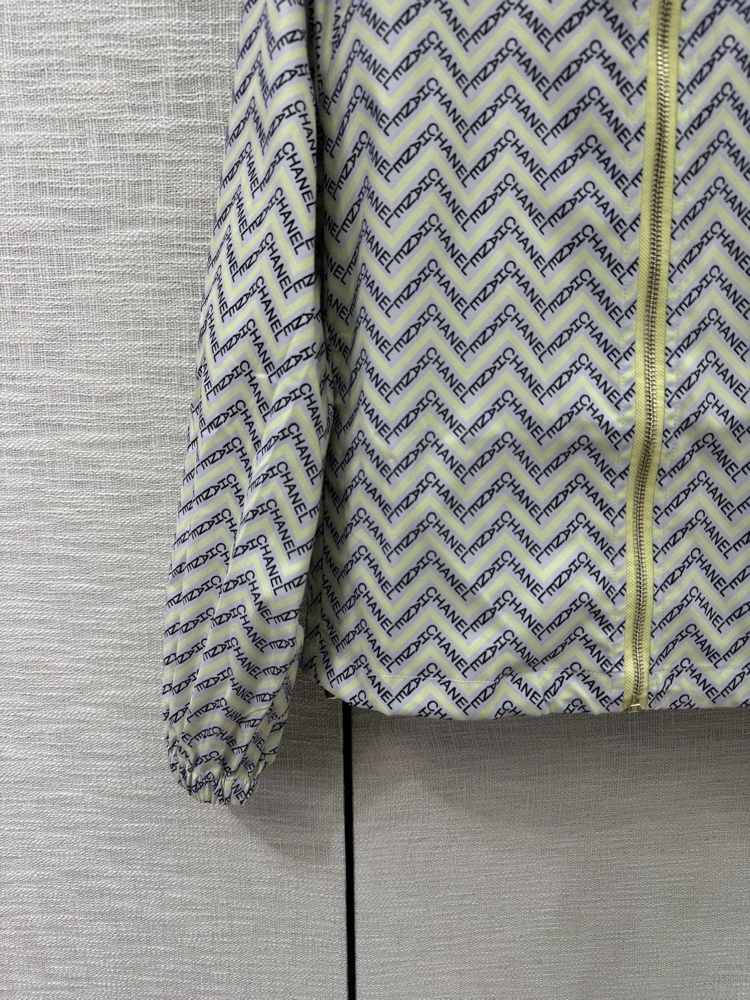 Костюм Chanel 2404 с буквенным принтом - зеленый