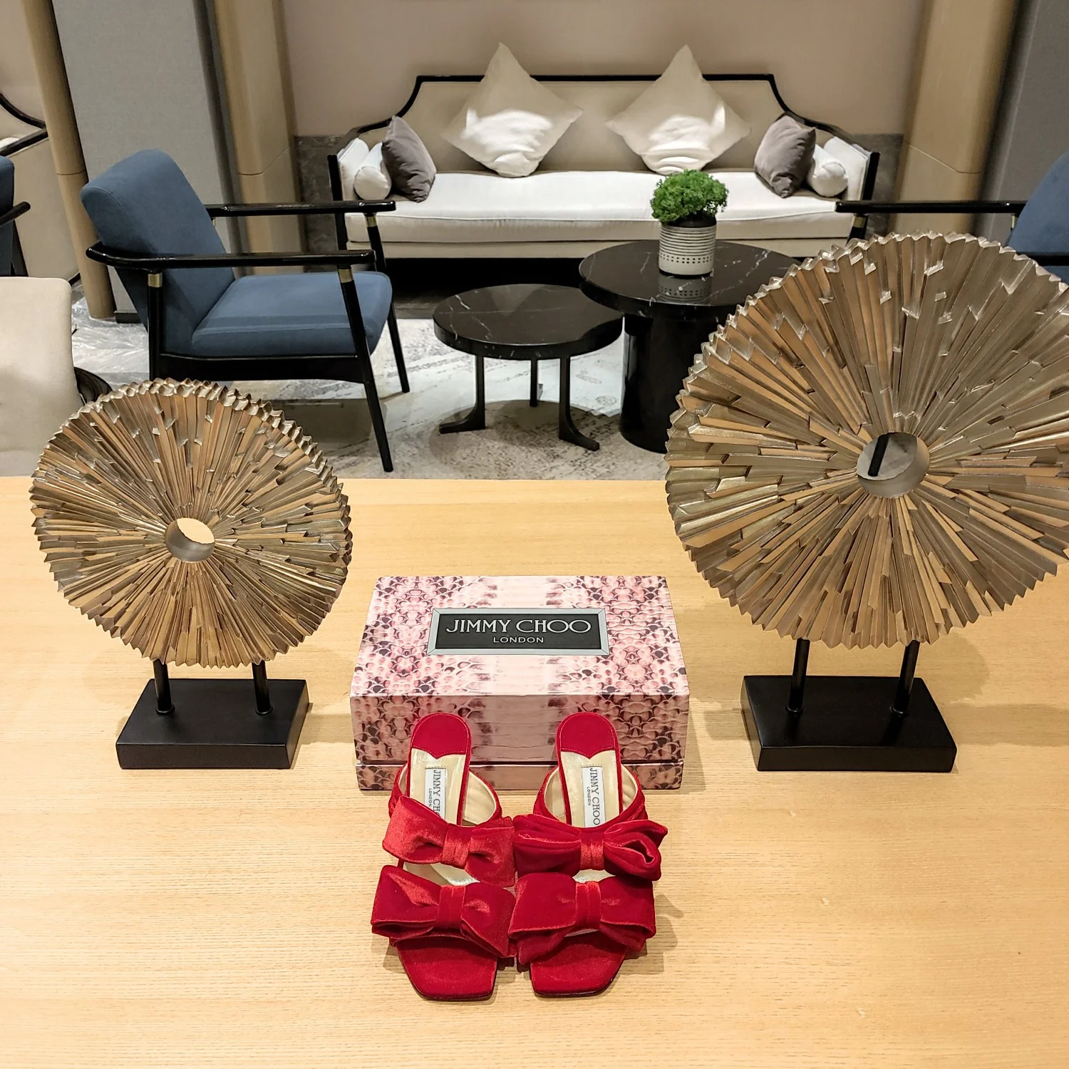 Jimmy - Босоножки на шпильке с двойным бантом и мятой поверхностью - Красные