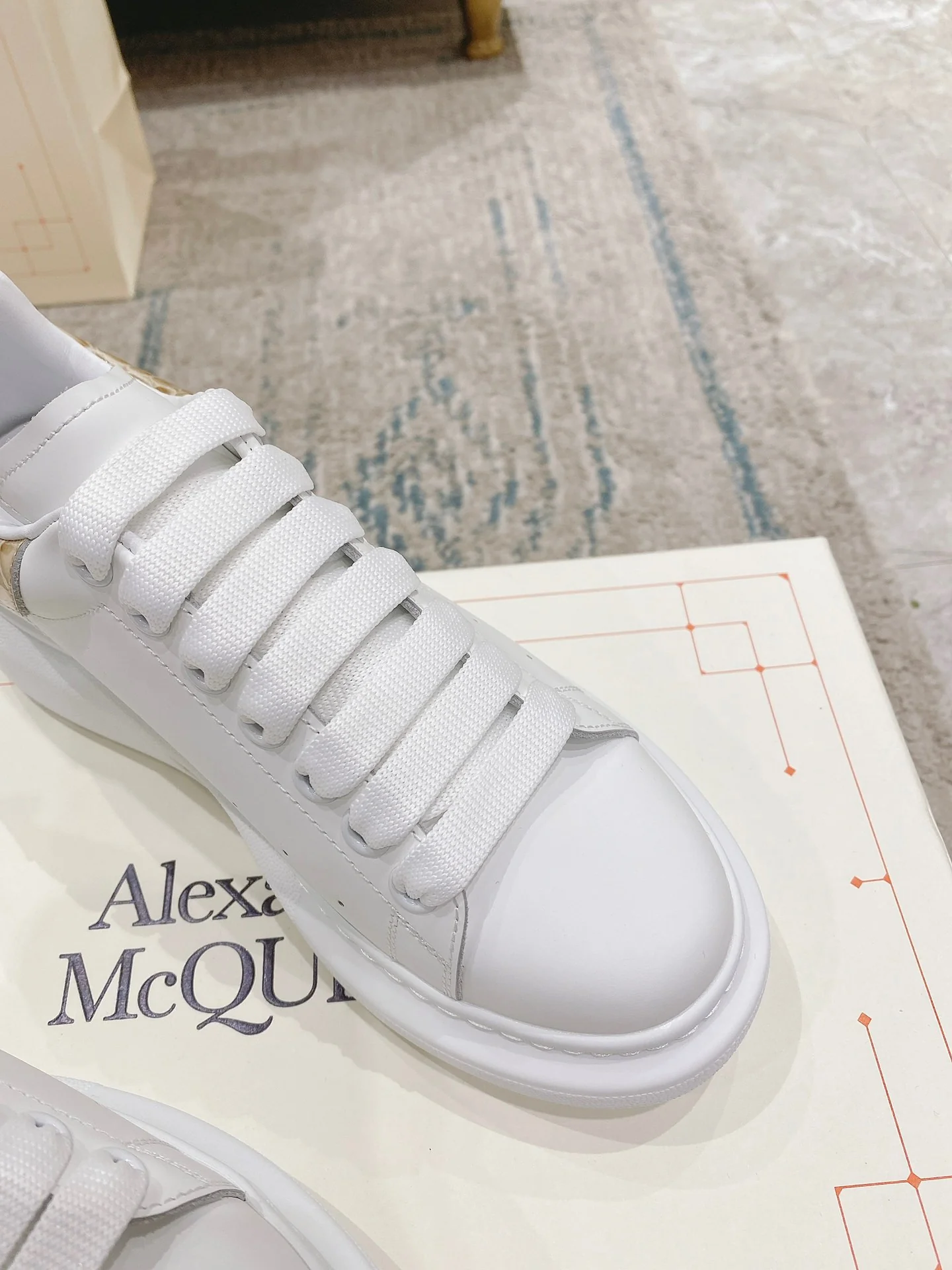 McQueen - Классические белые кроссовки - Модель Milk Tea Tail