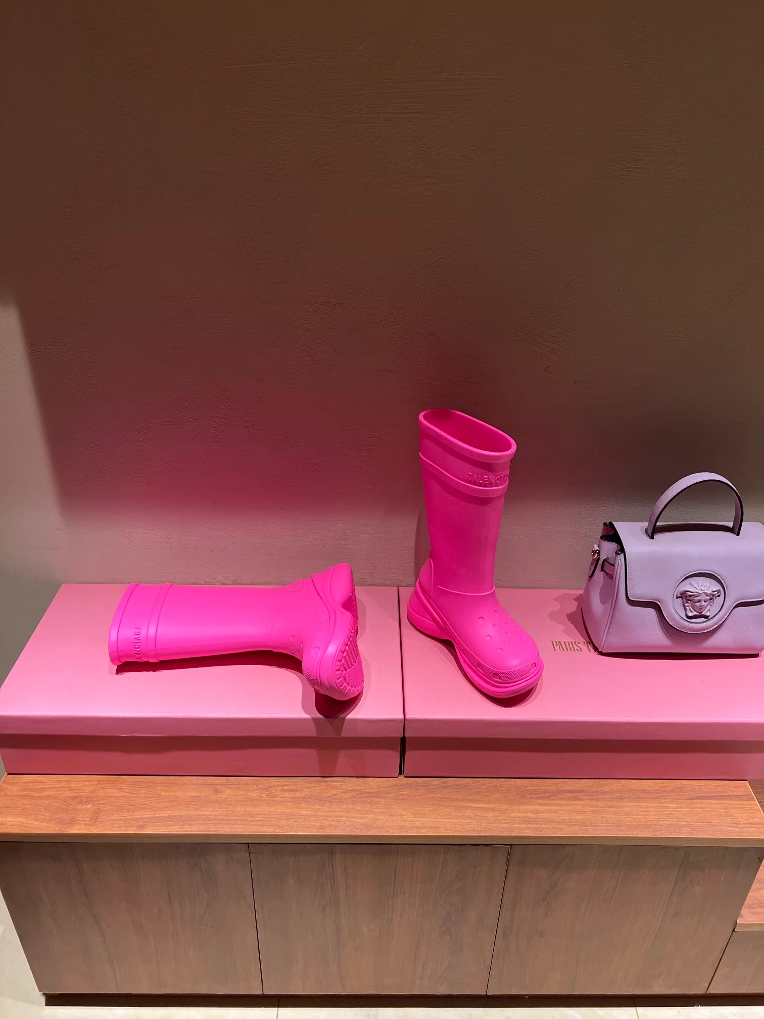 Резиновые сапоги Balenciaga на противоскользящей платформе из коллекции осень/зима 2022 x Crocs - розовые.