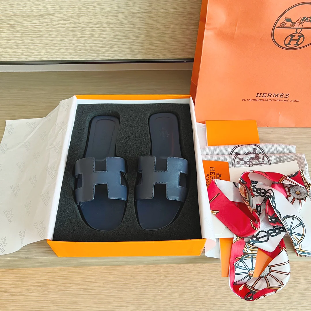 Сандалии Hermes на плоской подошве - верх из однотонной кожи - подошва, полностью закрывающая стопу - 1