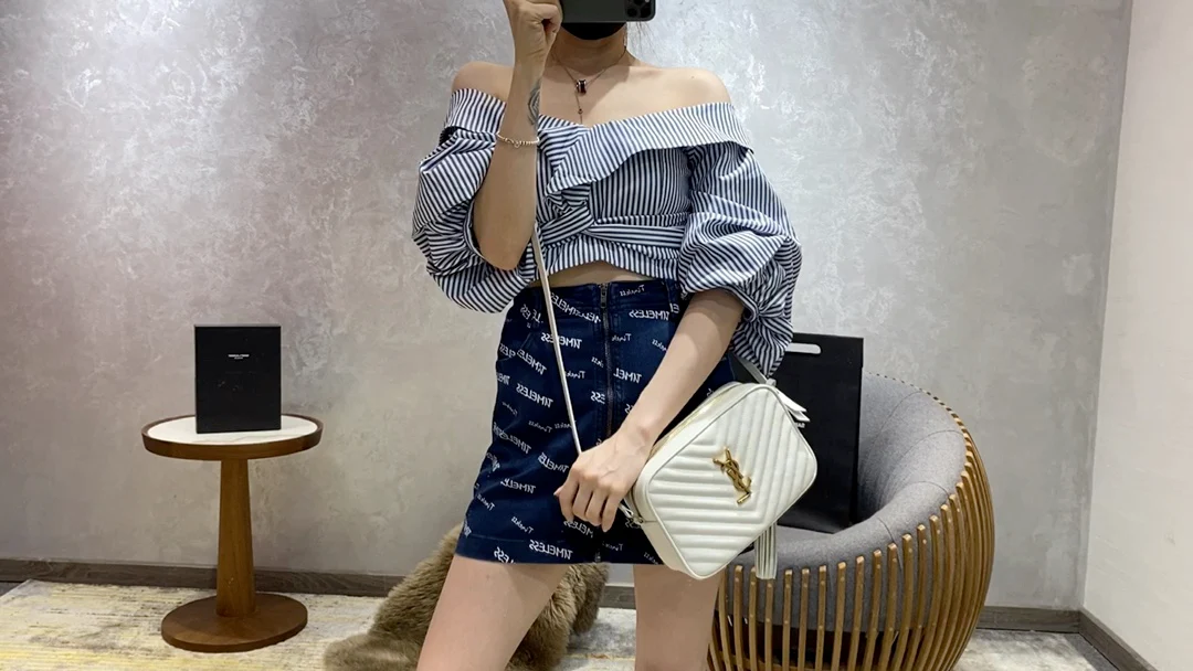 Фотосумка YSL Lou Bag — белая с золотой фурнитурой.