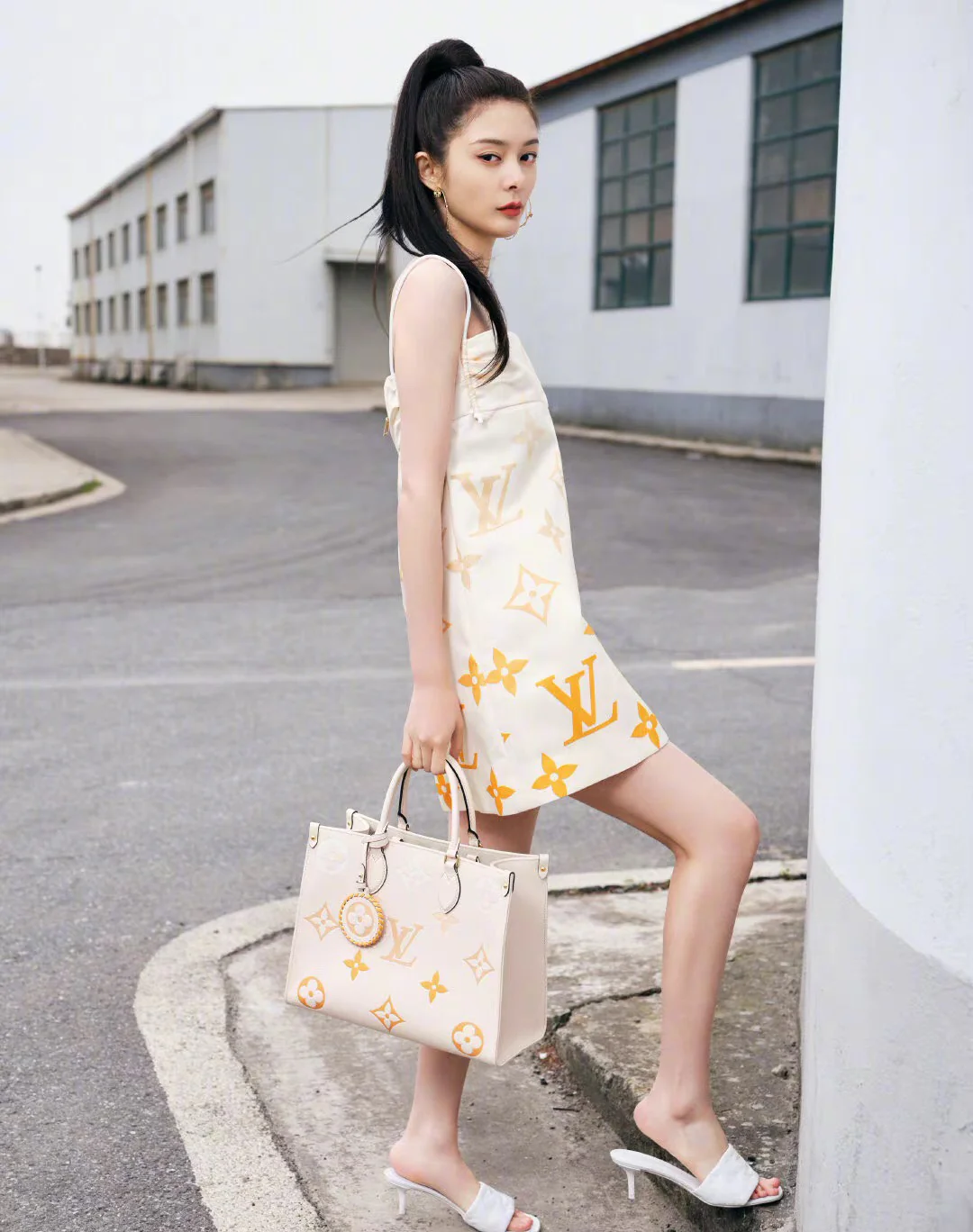 m45717-LV-onthego сумка-тоут среднего размера на теле фото