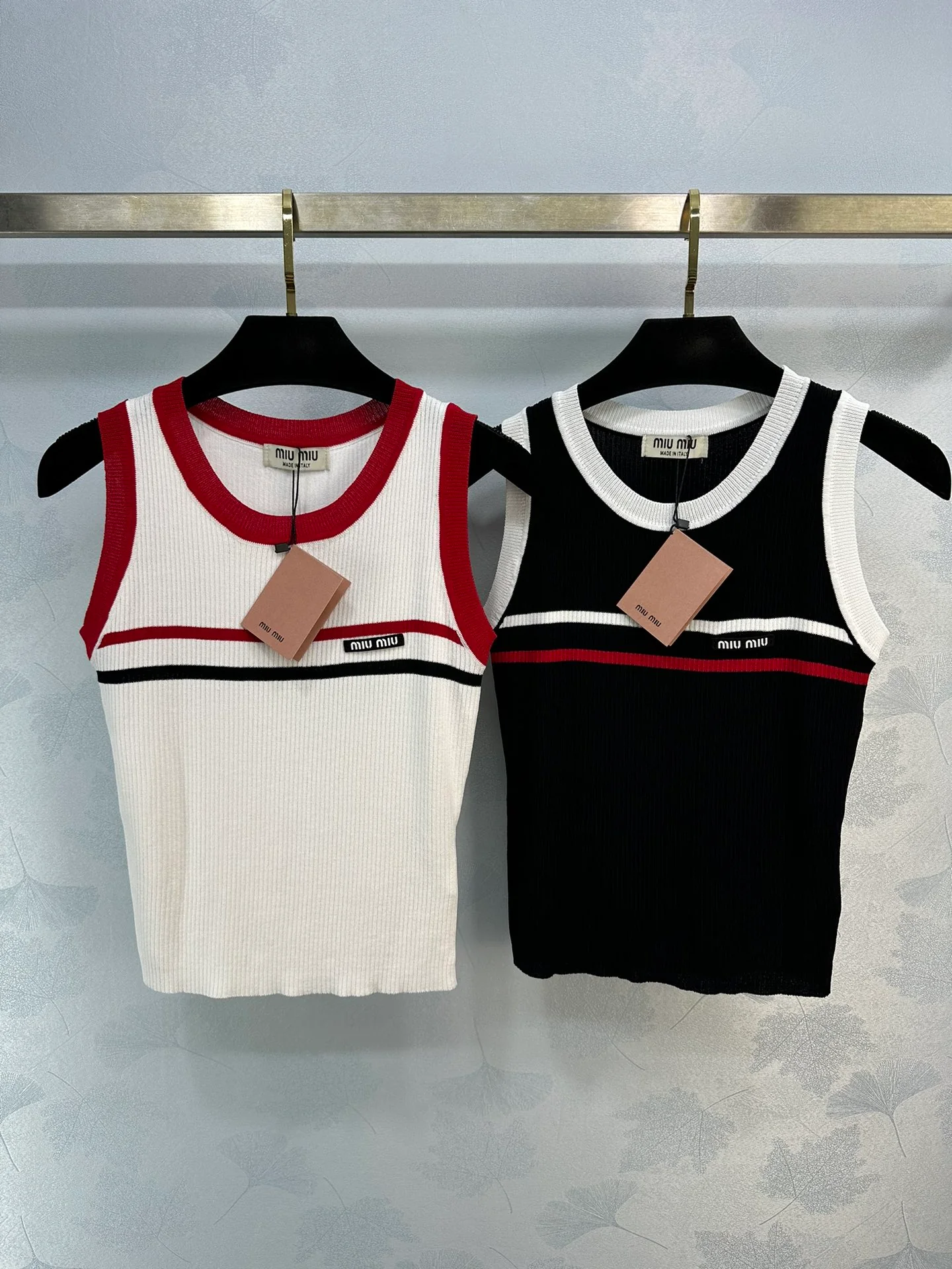 Miu Miu-2404 - Приятный для кожи жилет из шелкового хлопка с круглым вырезом и полосатым дизайном в стиле колор-блок.