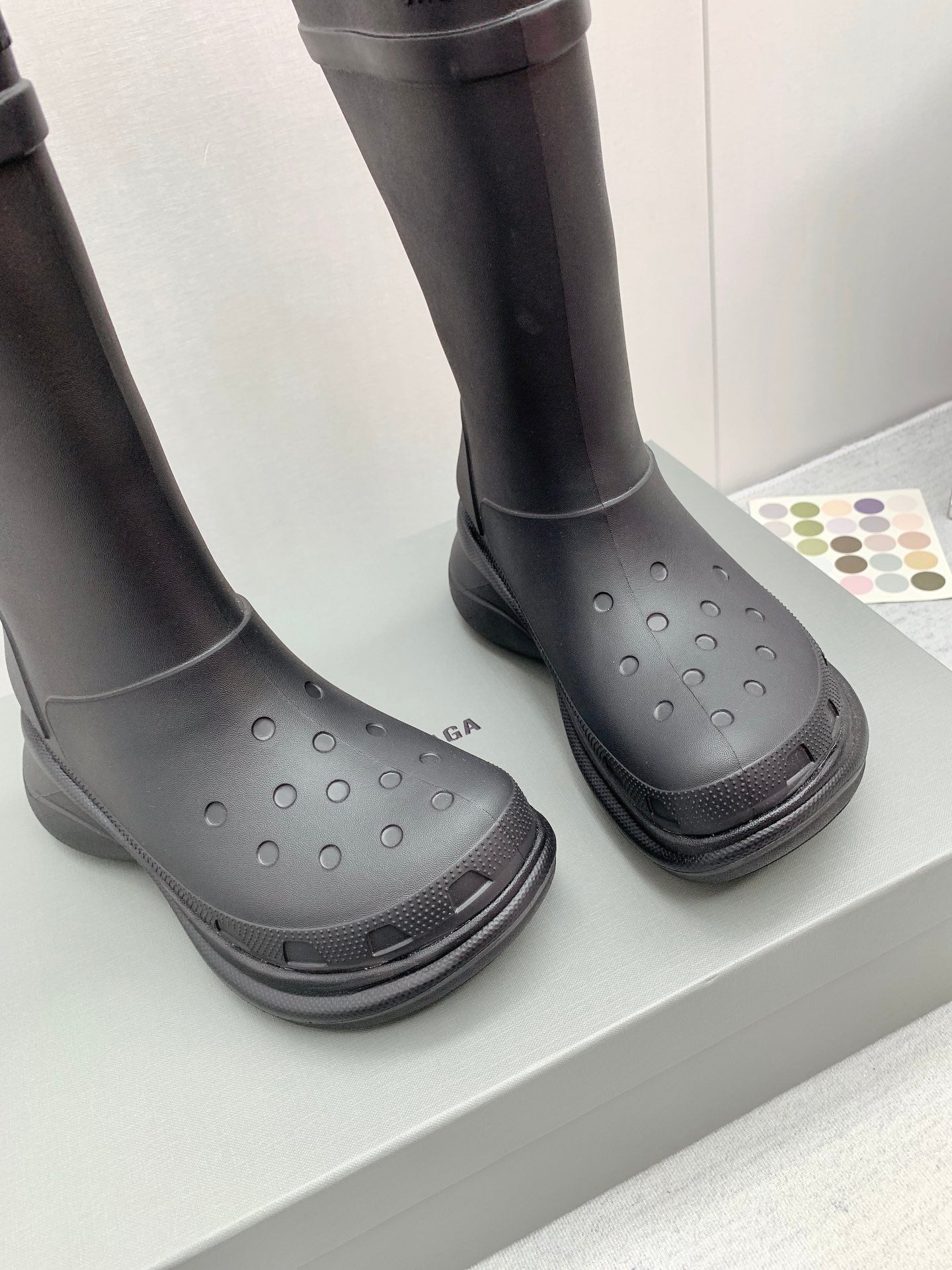Резиновые сапоги Balenciaga на нескользящей платформе из коллекции осень/зима 2022 x Crocs - черные.
