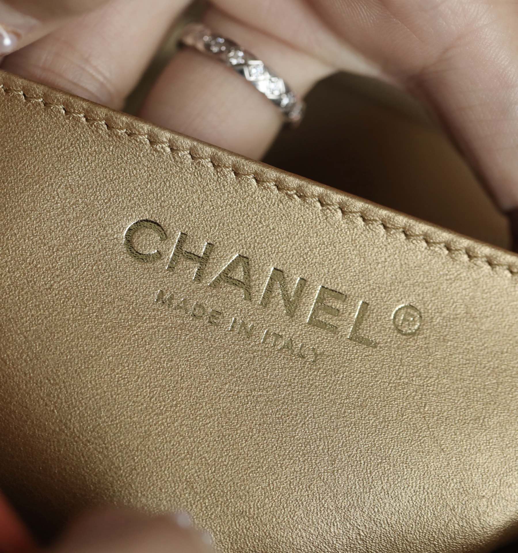 Chanel - Золотистая сумка-клапан с шариком из углеродного волокна - Кораллово-розовая