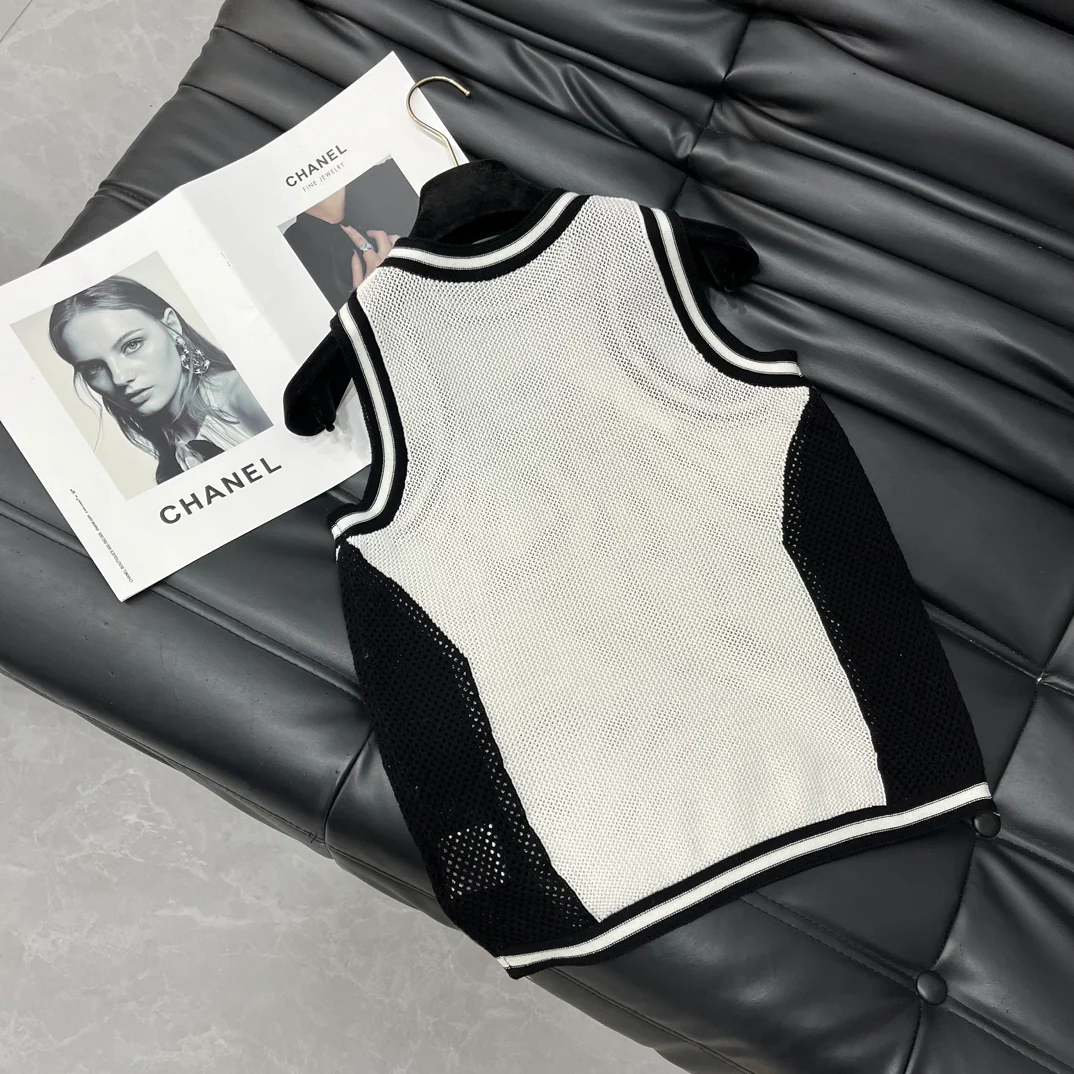 Chanel - 2403-24 Новинка: Жилет с вырезом на плечах - Белый