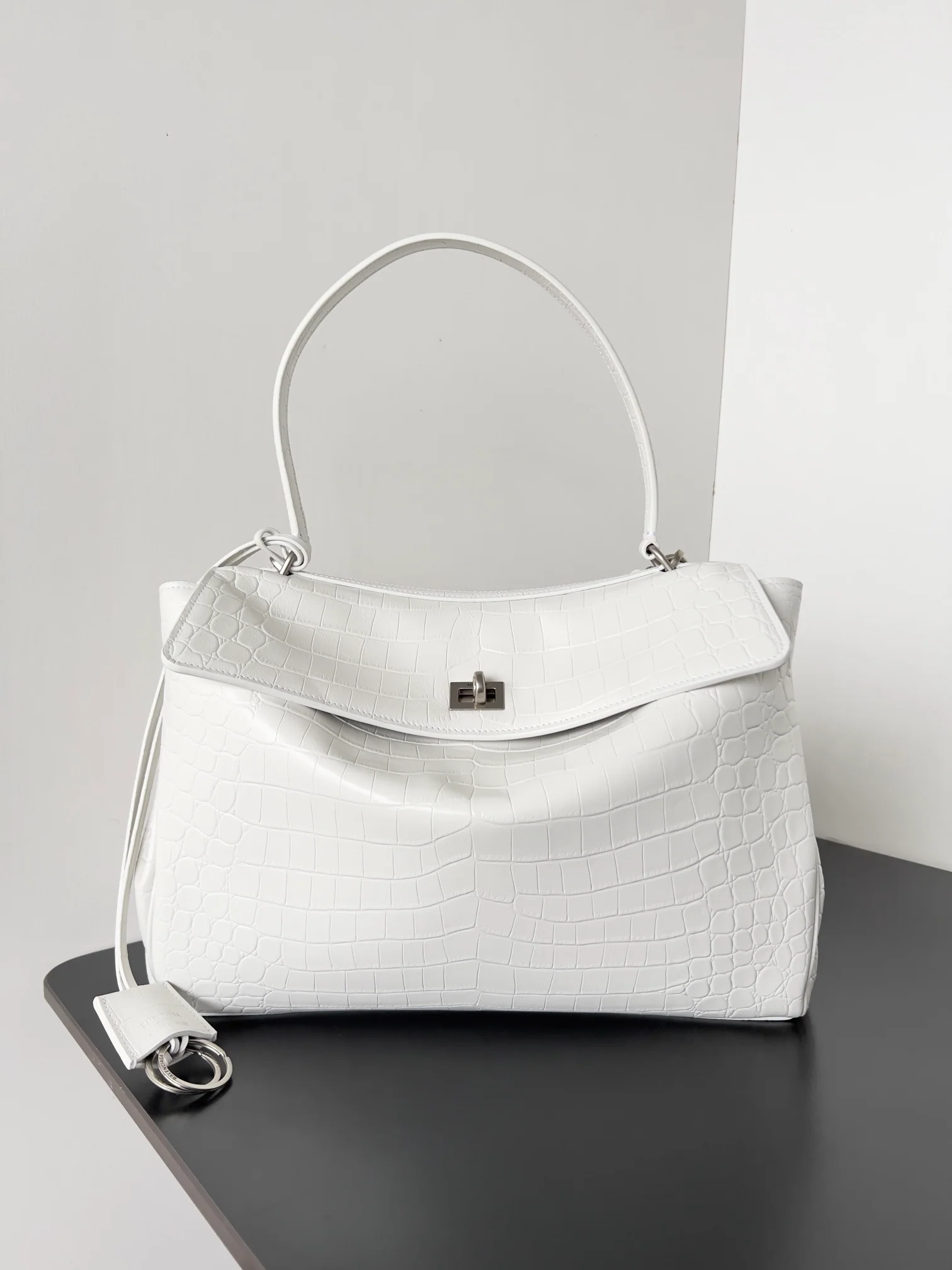 Сумка Balenciaga Rodeo, 35 см, с крокодиловым принтом, белая.