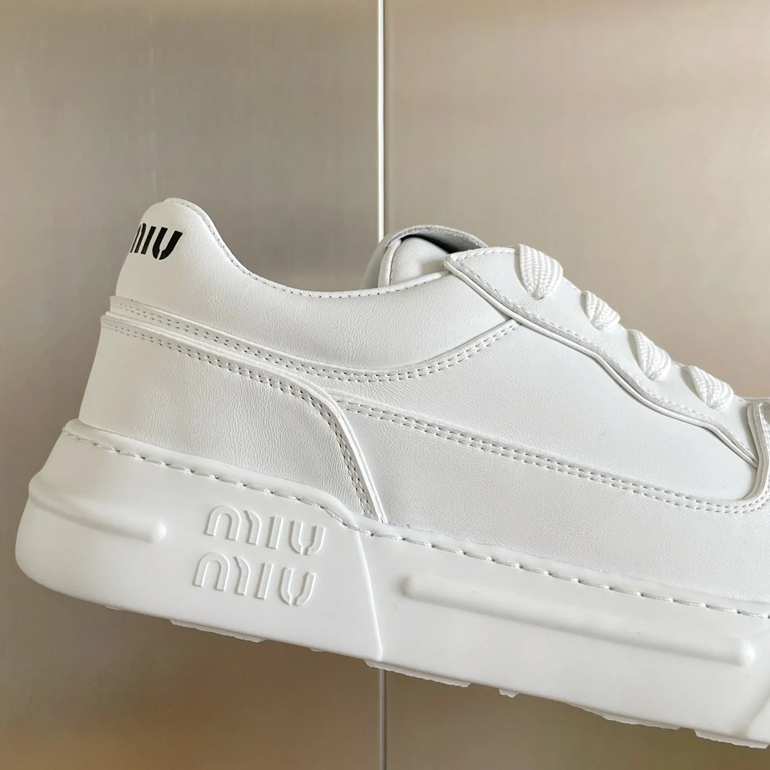 Новые поступления коллекции Miu Miu весна/лето 2023 - Ретро-кроссовки в стиле ?грязные штаны? - Белые кроссовки на платформе