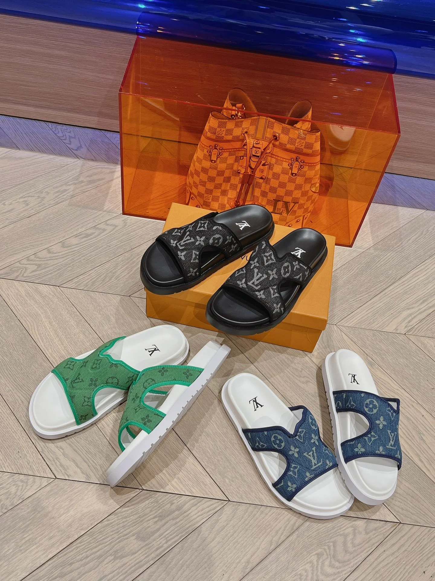 Новинка сезона лето 2023 от LV для мужчин - пляжные сандалии.