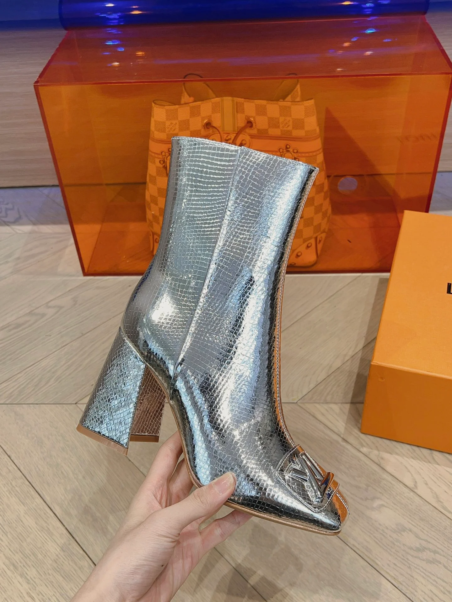 Новинка сезона осень/зима 2023 от LV - Ботильоны с подиума - Ботильоны на массивном высоком каблуке - Серебристые