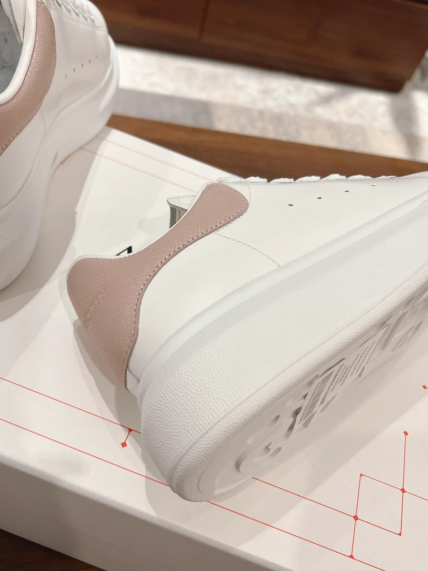 Скейтбордные кроссовки McQueen 2024 - белые