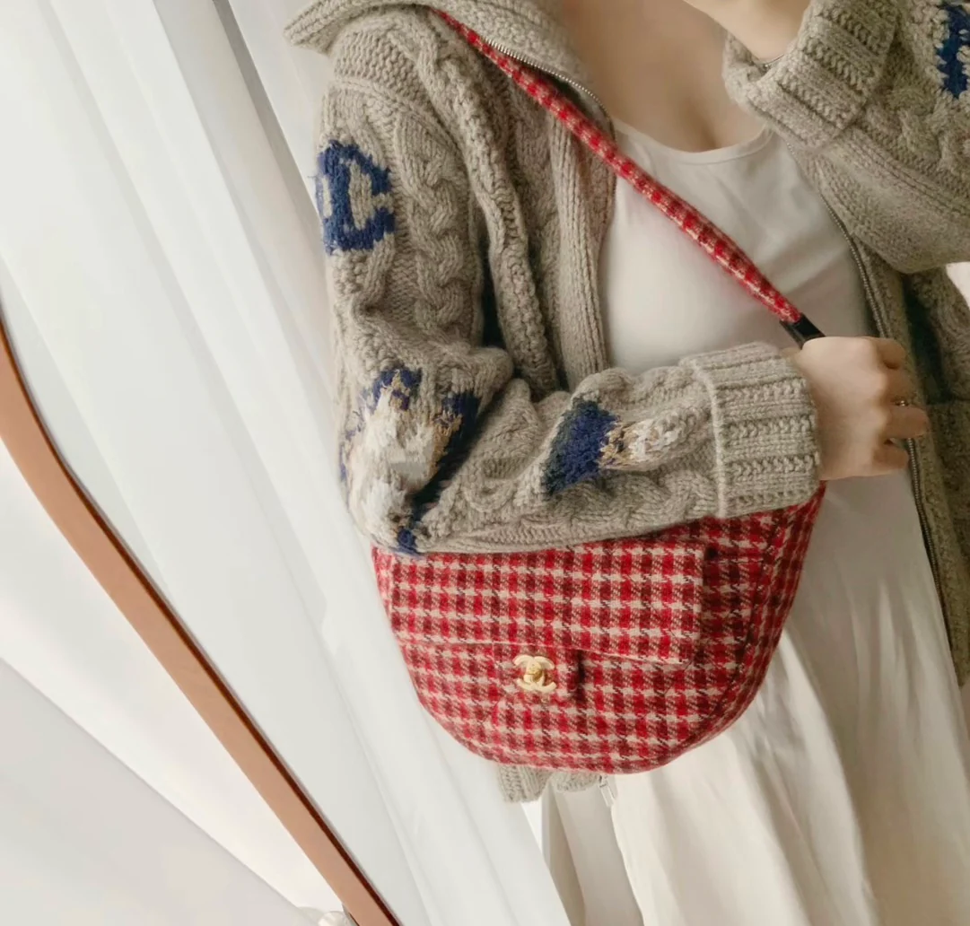 Сумка-хобо Chanel-Plover в красную клетку, полумесяц