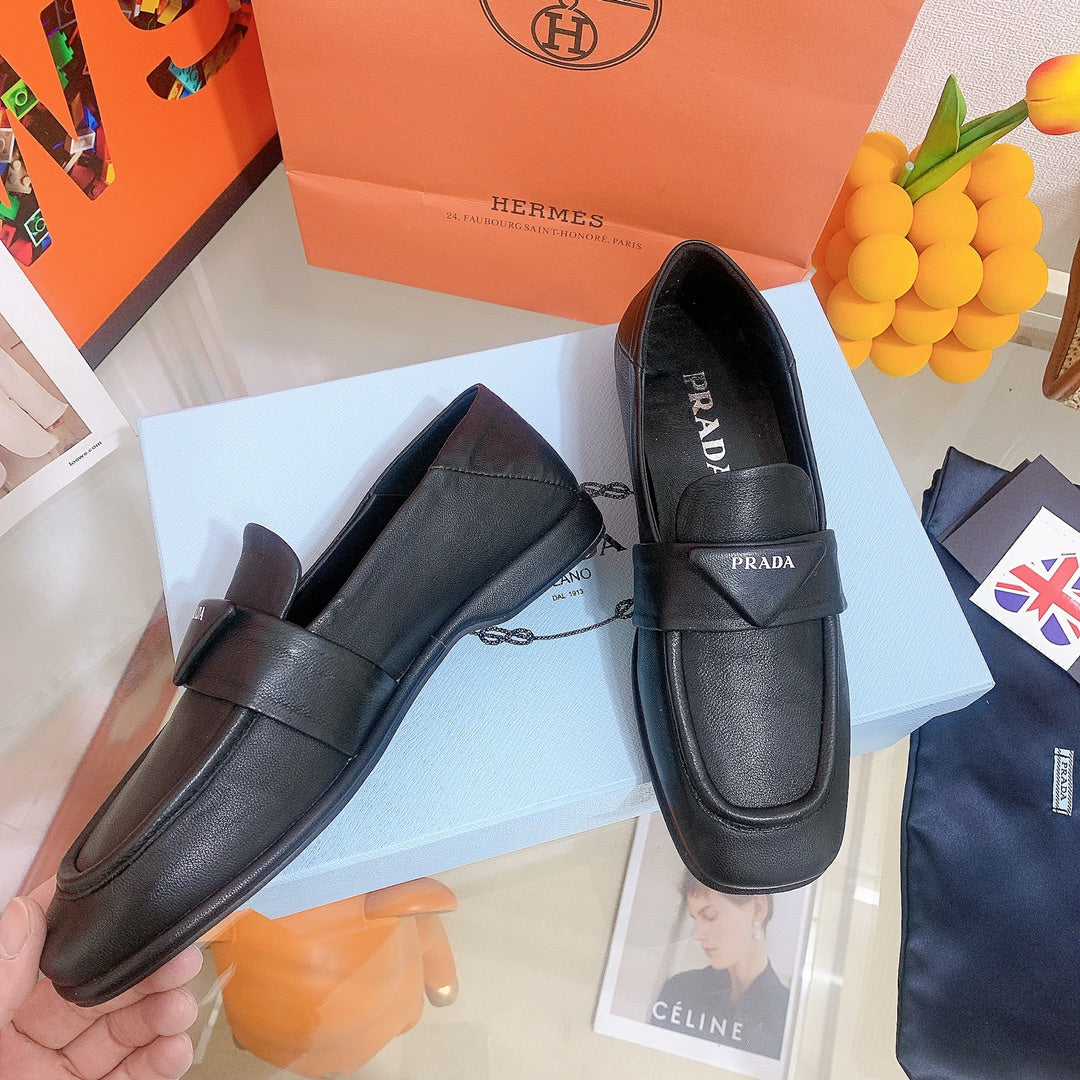 Обувь Prada - удобные лоферы Prada из мягкой кожи - черные