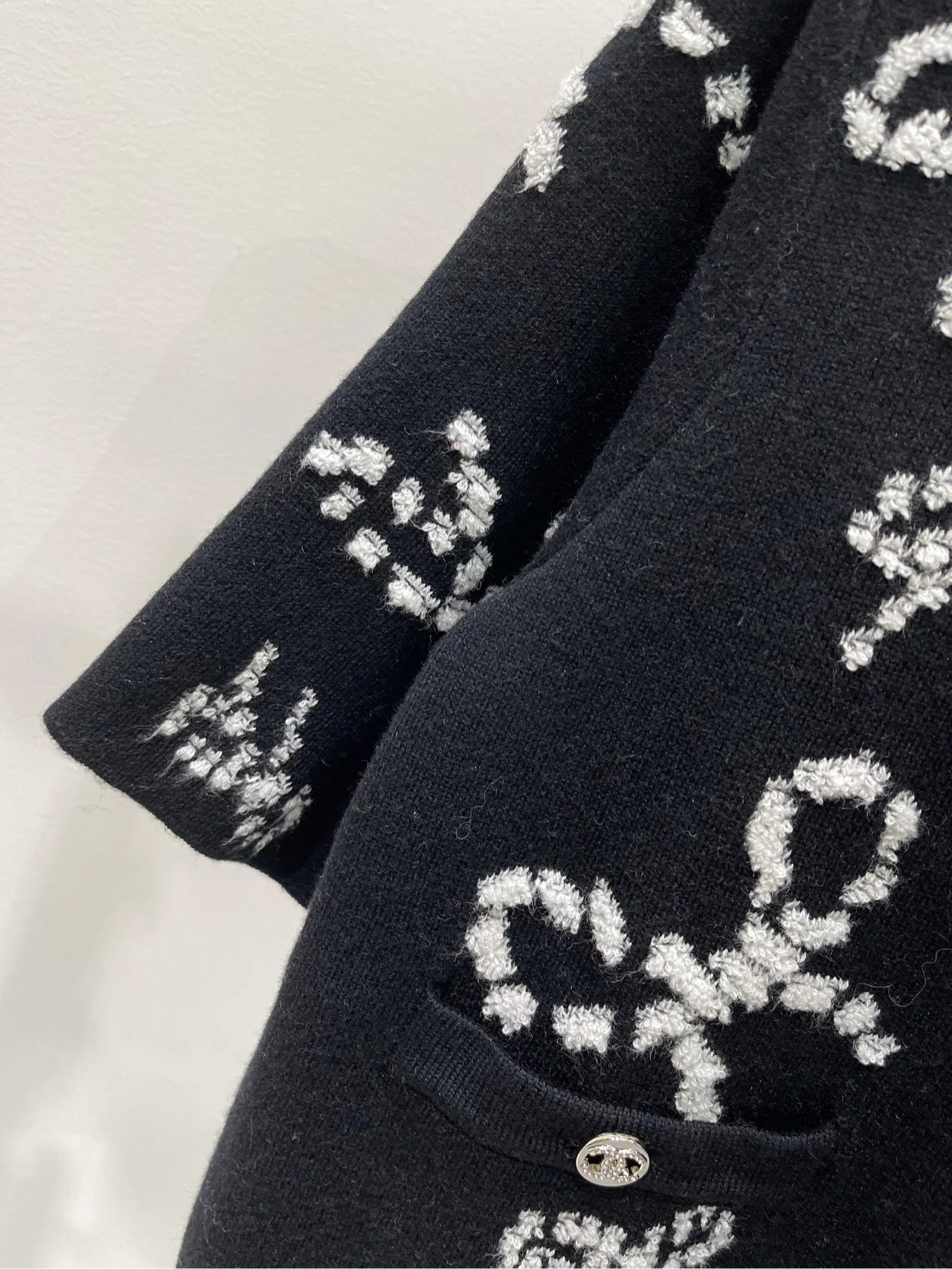 Chanel 2403 - Черный вязаный топ с короткими рукавами и бантом