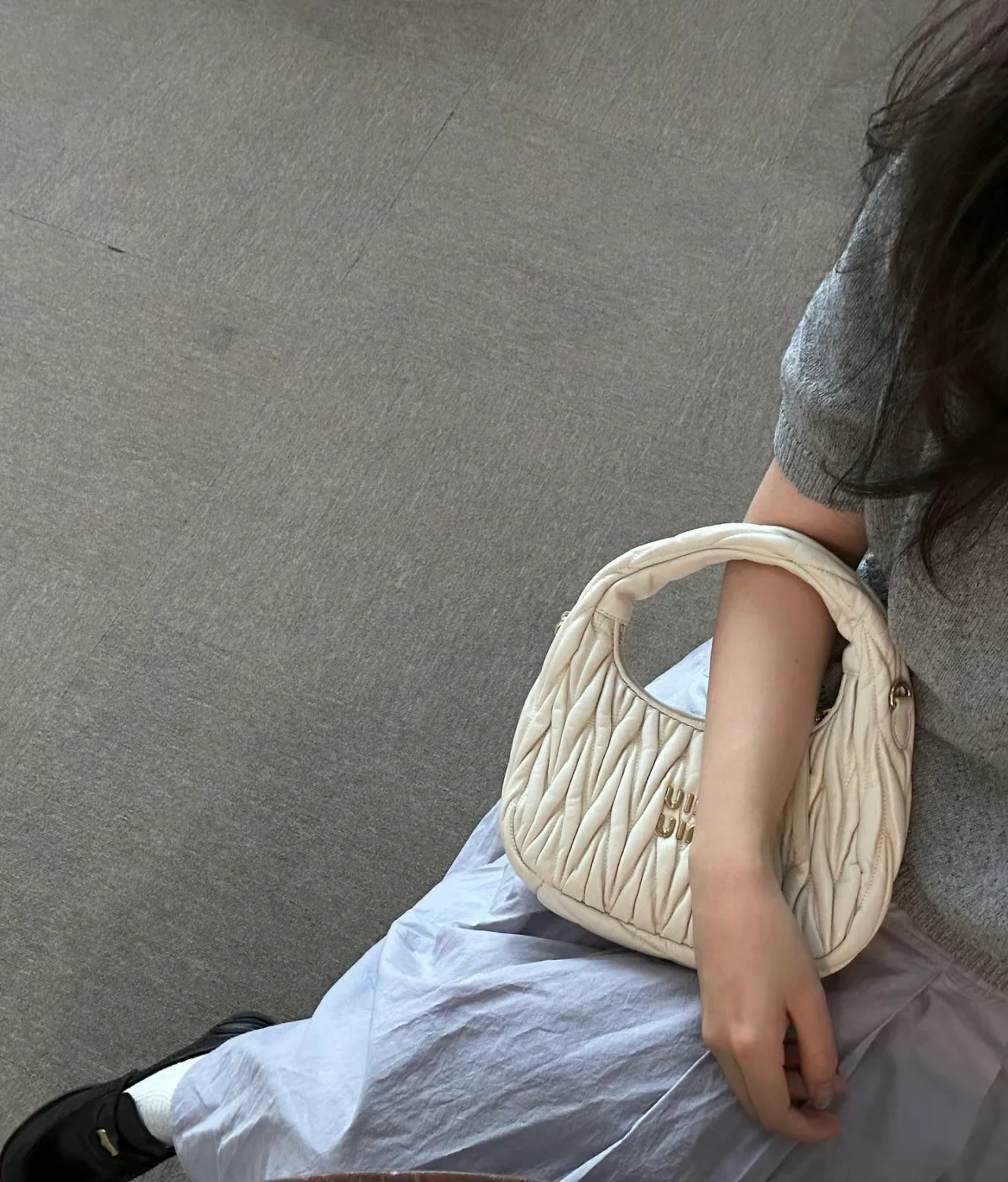 Сумка Miu Miu Wander — маленькая, из овечьей кожи — носите и делитесь с другими.