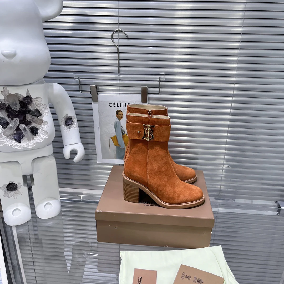 Коллекция Burberry осень/зима 2022 — Ботильоны на массивном каблуке