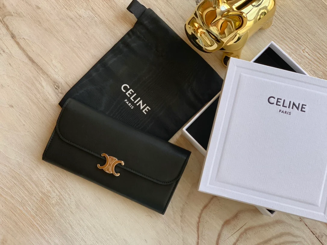 Celine TRIOMPHE 大号亮泽光滑羊皮革翻盖长夹