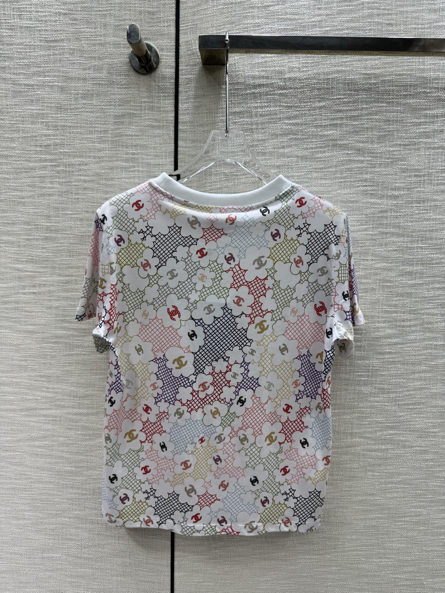 Футболка Chanel 2403 с круглым вырезом и короткими рукавами, украшенная множеством пайеток.