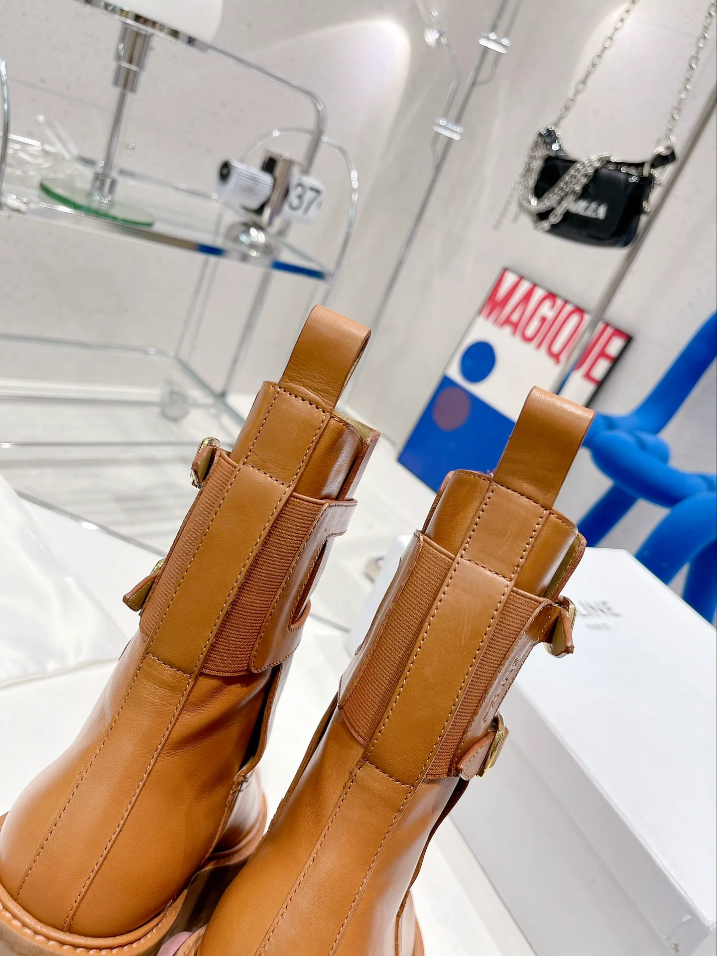 Новинка сезона осень/зима 2022 от Celine - Ботинки с одной кожаной пряжкой - 1