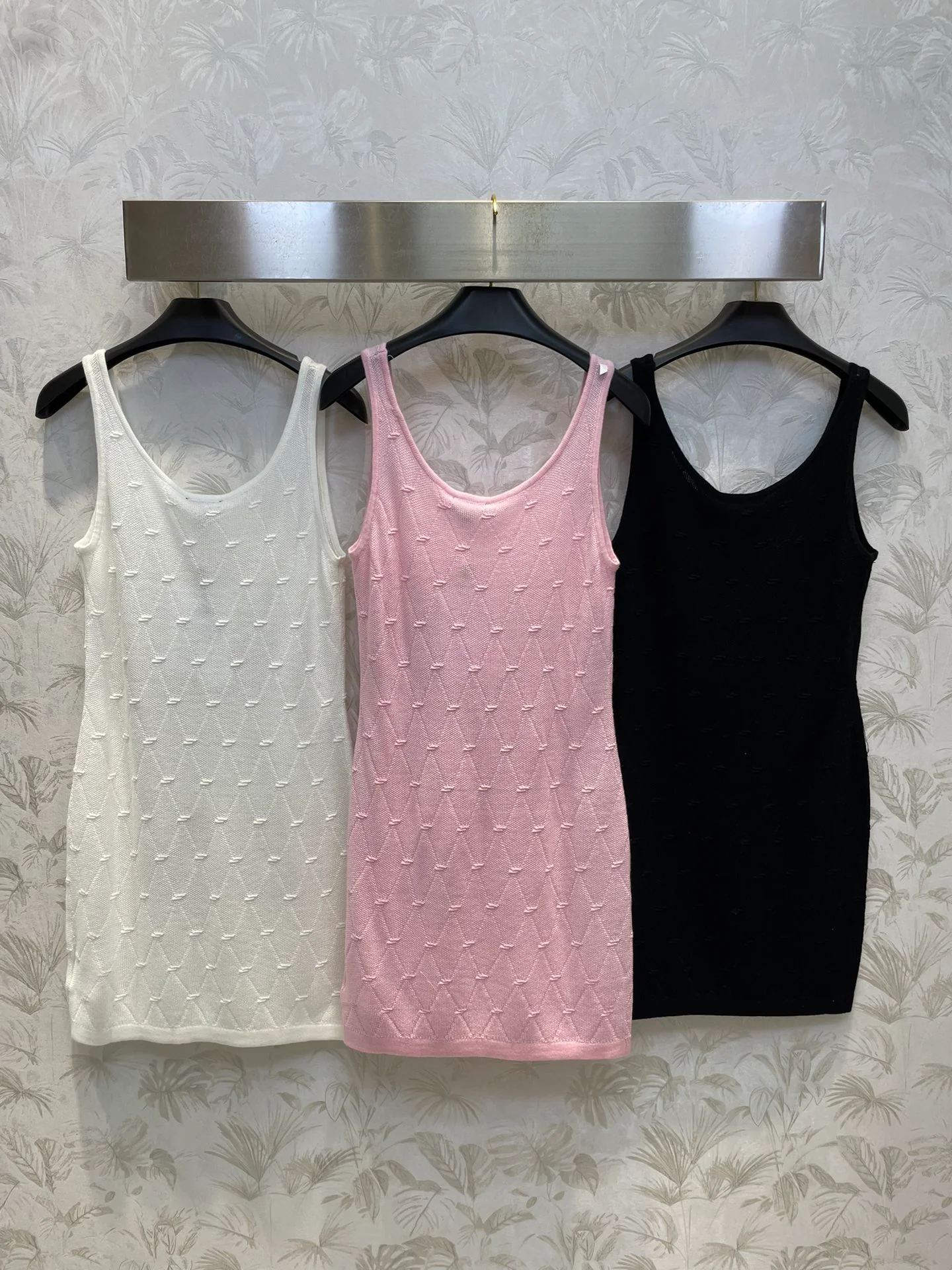 Chanel - Новинка ранней весны 2403-24: длинный жилет из жаккардовой вязки с ромбовидным узором.