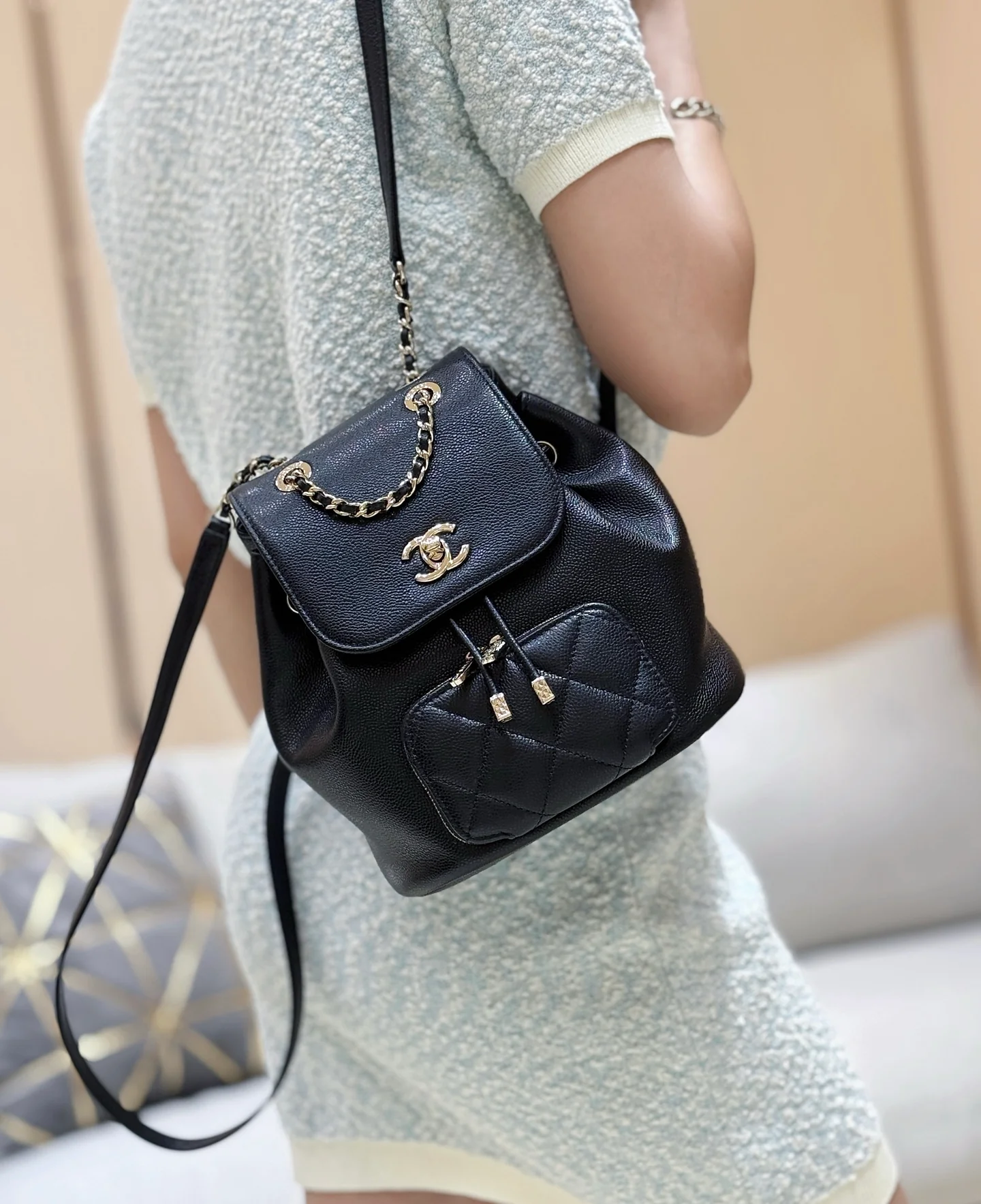 Рюкзак Chanel 25b из кожи личи, черный с золотой фурнитурой.