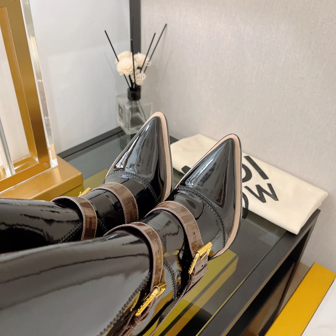 Новинка сезона осень/зима 2022 от Fendi — Эластичные лакированные ботинки, серия FFrame — Ботинки на высоком каблуке