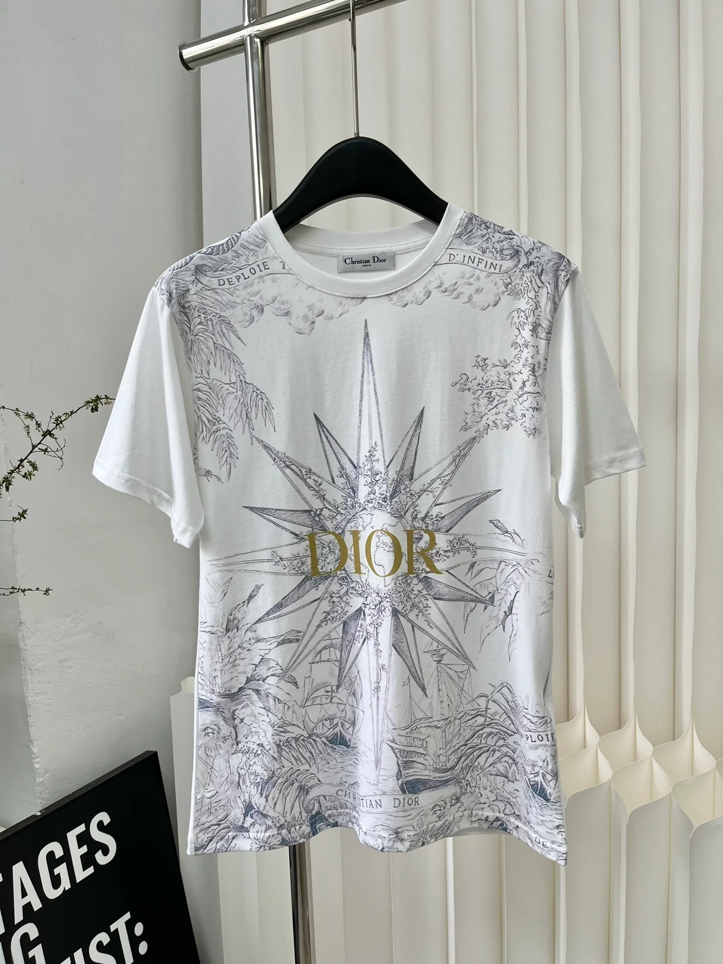 В новой коллекции Dior 2403-24 представлена ??футболка с принтом в виде букв, выполненная в технике цветовых блоков.