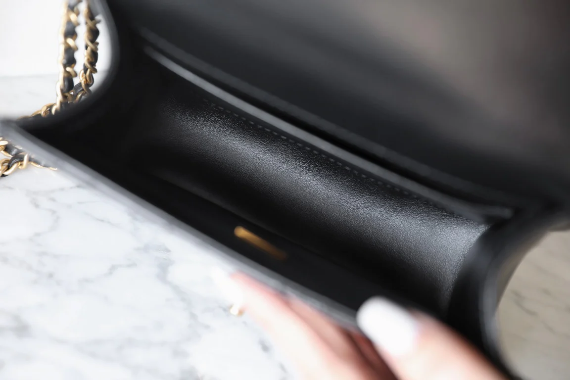 Маленькая черная сумка Chanel 24c с двойным золотым бисером и клапаном.