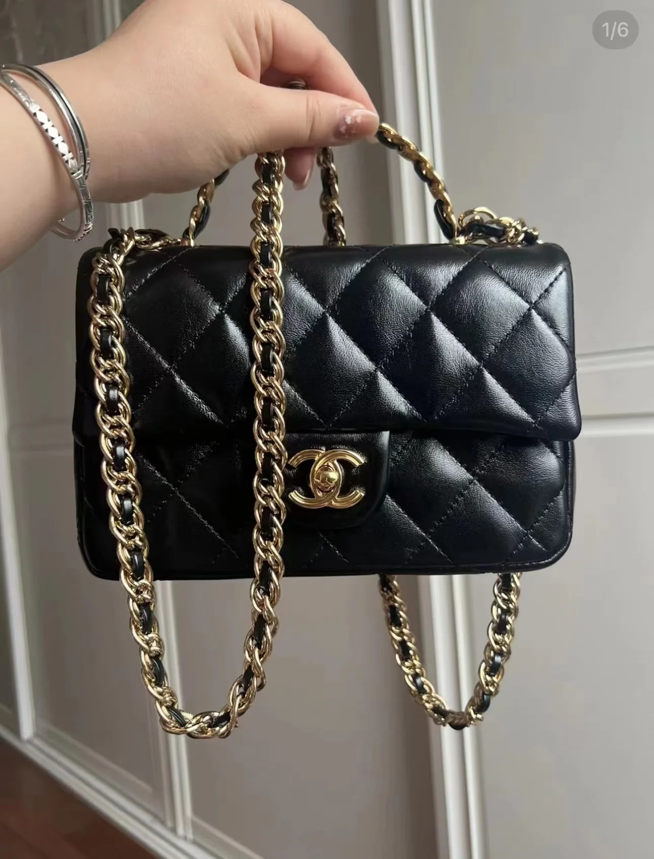 Ручка сумки Chanel 23a CF со стразами - черная