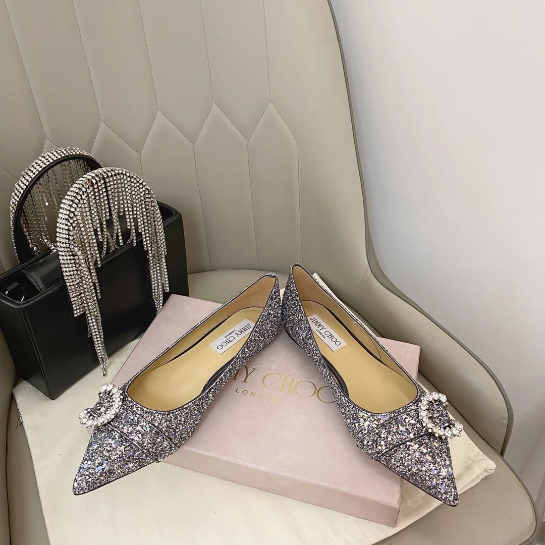 Jimmy - Туфли-балетки с застежкой на пуговицы в форме буквы С, украшенные стразами - Туфли с острым носком - Серебристые