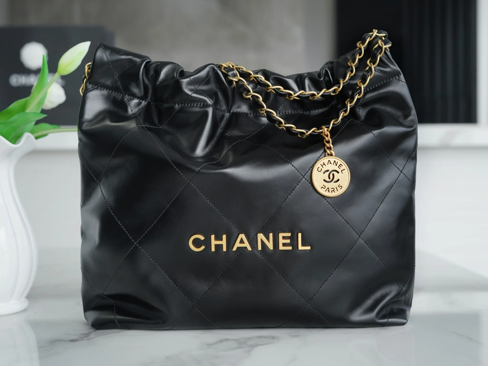 Сумка Chanel 22p 22bag, маленькая, черная, с серебряной пряжкой.