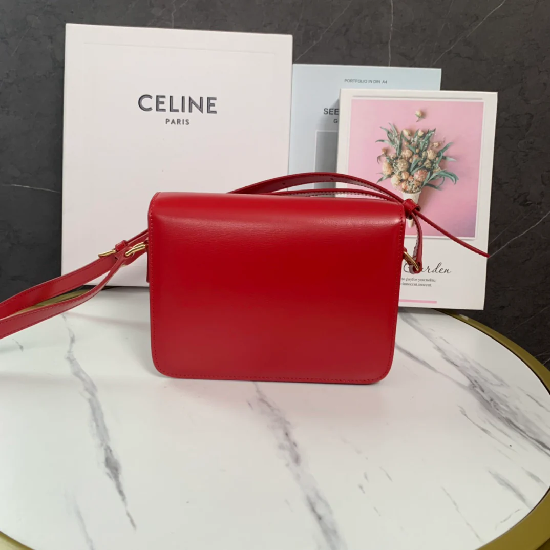 Сумка Celine Triomphe Classic из глянцевой телячьей кожи — красная.