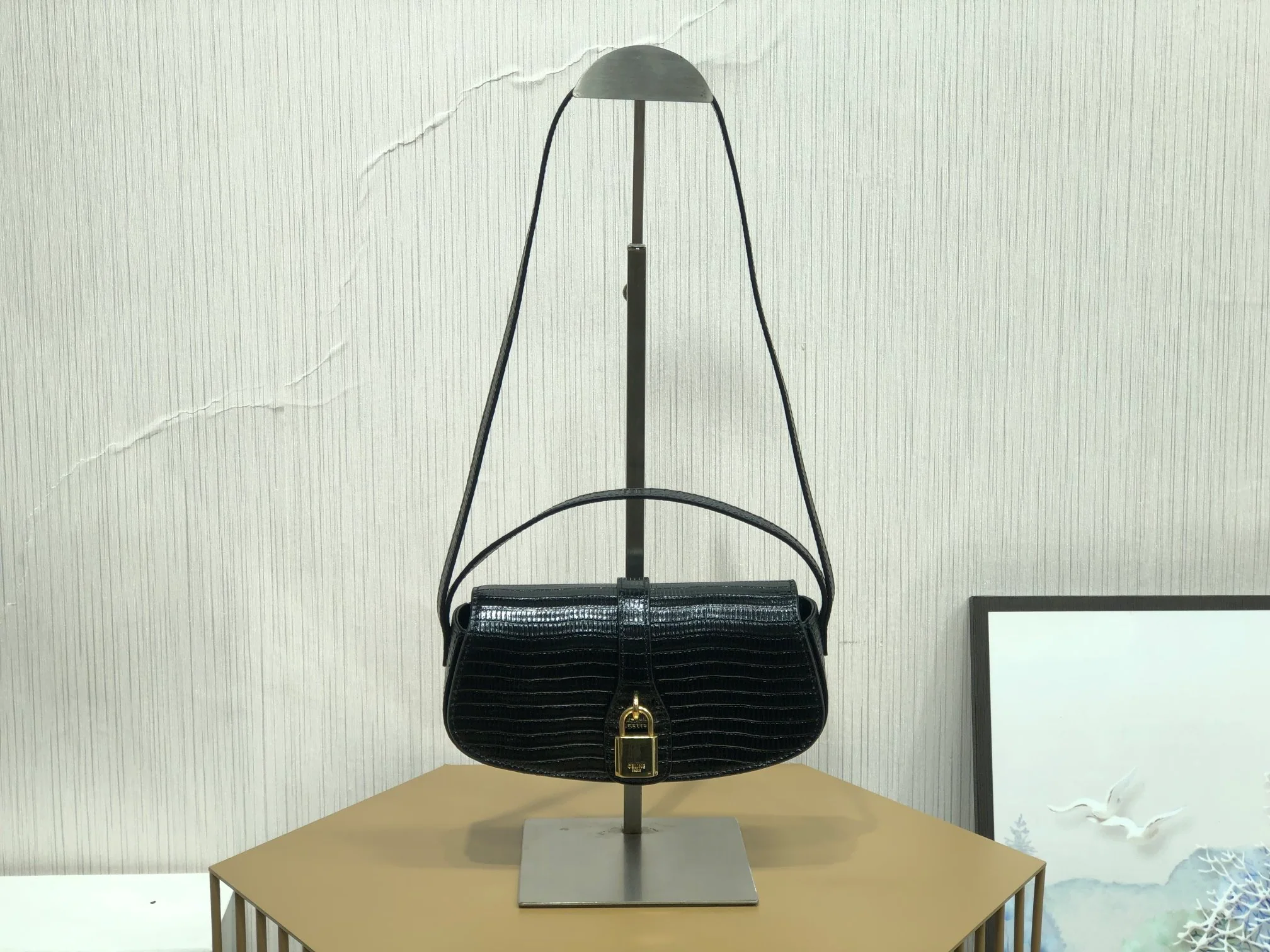 Мини-клатч Celine Tabou с замком, черный, из тисненой коровьей кожи с рисунком под ящерицу.